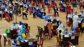 Tiêm chủng cho học sinh lớp 8, 9 tại điểm tiêm Cung Thể thao Tiên Sơn