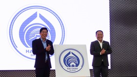 Ông Lê Tự Gia Thạnh, Chủ tịch UBND quận và ông Trương Thanh Dũng, Phó Chủ tịch quận ra mắt biểu trưng của quận Hải Châu