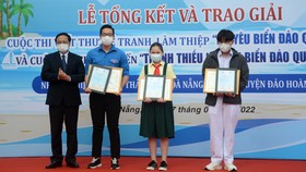 Ông Võ Ngọc Đồng trao Giải nhất Cuộc thi trực tuyến Thanh thiếu nhi với biển đảo quê hương