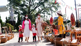 Một gia đình tham gia phiên chợ ngày tết