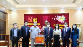 Phó Chủ tịch Quốc Hội Trần Quang Phương tặng quà, chúc tết lãnh đạo TP Đà Nẵng