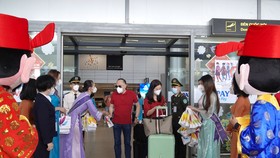 Đại diện lãnh đạo Sở Du lịch Đà Nẵng, Cảng vụ hàng không Quốc tế và các thí sinh xuất sắc vòng chung kết cuộc thi Hoa hậu Du lịch Đà Nẵng 2022 đã tặng hoa, đặc sản lưu niệm cho các hành khách