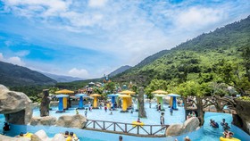 Khu du lịch Núi Thần Tài  đón gần 1.000 du khách đến tham quan, vui chơi