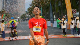 Anh Bùi Văn Đà (tỉnh Bến Tre) xuất sắc về đích nội dung Marathon dài 42,195km