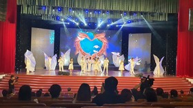 Các ca sĩ, diễn viên thể hiện tác phẩm "Thế giới bên nhau" của tác giả Tùng Lâm - tác phẩm đạt giải A hạng mục ca khúc