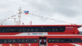 Tàu Trưng Trắc neo đậu bên bên Cảng sông Hàn chuẩn bị đón du khách từ Đà Nẵng tới đảo Lý Sơn