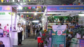 Hoạt động diễn ra tại công viên bờ Đông cầu Rồng (đường Trần Hưng Đạo, quận Sơn Trà), bên cạnh chợ đêm Sơn Trà- nơi khá nhiều người dân và du khách tham quan