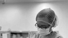 Một phụ nữ mang khối u xơ tử cung “khủng” tương đương thai 7 tháng