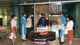 200 khách Hàn Quốc hạ cánh đến sân bay quốc tế Đà Nẵng lúc 21 giờ 25 phút ngày 22-6 