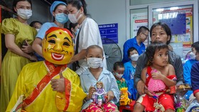 Em Y Bích và hai mẹ con chị Hồ Thị Hạnh tham gia vui tết Trung thu