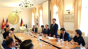 Ông Ngô Xuân Thắng, Chủ tịch MTTQ Việt Nam TP Đà Nẵng phát biểu tại buổi gặp mặt các doanh nhân, kiều bào tại Berlin, CHLB Đức