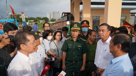 Bộ trưởng Lê Minh Hoan kiểm tra tình hình phòng chống bão số 4 tại Đà Nẵng