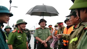 Thiếu tướng Vũ Xuân Viên, Giám đốc Công an TP Đà Nẵng trao đổi với lực lượng công an địa phương