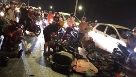 Hàng loạt xe máy xe nằm la liệt, nhiều chủ phương tiện bị thương