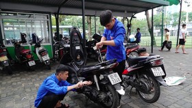 Đội SOS - Trường Đại học Đông Á đa phần là sinh viên công nghệ ô tô, các bạn cũng có kinh nghiệm sửa chữa xe máy
