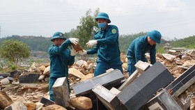 Hơn 600 ngôi mộ bị vùi lấp tại nghĩa trang lớn nhất Đà Nẵng