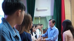 Lãnh đạo TP Đà Nẵng trao quà các em sinh viên sẽ học tập, sinh sống ở Đà Nẵng
