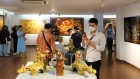 Sinh viên, người dân, nghệ sỹ, nghệ nhân tham quan triển lãm