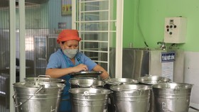 Bếp ăn trường học thuộc quận Liên Chiểu (TP Đà Nẵng). Ảnh: XUÂN QUỲNH