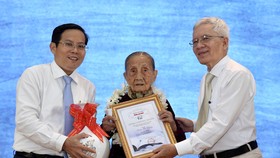 Báo Người Lao Động trao giải cho 6 tác phẩm đạt giải cuộc thi “Người Thầy kính yêu” lần 1