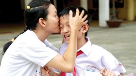Mẹ và con sau buổi tuyển sinh vào lớp 6 Trường THPT Trần Đại Nghĩa. Ảnh: HOÀNG HÙNG