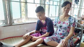 Trao tiền bạn đọc giúp mẹ con chị Thoa