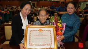 Làm hồ sơ truy tặng danh hiệu Bà mẹ Việt Nam anh hùng