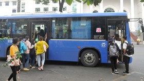 Xe buýt hoạt động phục vụ hành khách xuyên suốt các ngày tết. ẢNH: CAO THĂNG