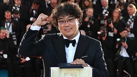 Đạo diễn Bong Joon Ho đã đem lại vinh quang cho Hàn Quốc với Cành cọ vàng tại LHP Cannes 2019. Nguồn: AFP