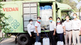 Công ty Vedan Việt Nam tài trợ 3.200 lít Javen khử trùng tại các trường học
