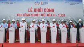 Nguyên Chủ tịch nước Trương Tấn Sang (thứ 5 từ trái sang) cùng lãnh đạo tỉnh Long An và đại diện các cơ quan bấm nút khởi công  KCN Đức Hòa III-SLICO