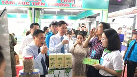 Phó Chủ tịch UBND TPHCM Trần Vĩnh Tuyến dùng thử sản phẩm  tại Chương trình Kích cầu tiêu dùng 2020