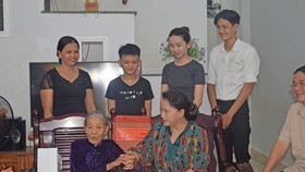 Chủ tịch Quốc hội Nguyễn Thị Kim Ngân thăm gia đình bà Thi Thị Biên - vợ liệt sĩ 