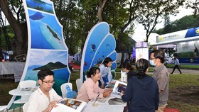 Người dân tham quan, tìm hiểu các sản phẩm bày bán  tại Ngày hội Du lịch TPHCM 2020. Ảnh: KIM ANH