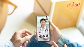 Người dùng có thể thăm khám sức khỏe từ xa với các bác sĩ, chuyên gia y tế hàng đầu thông qua một chiếc điện thoại thông tin có cài đặt ứng dụng Pulse by Prudential