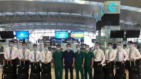 Phi hành đoàn và y, bác sĩ của Bệnh viện Bệnh Nhiệt đới Trung ương trên chuyến bay tới  Guines Xích đạo đón công dân Việt Nam mắc Covid-19 về nước