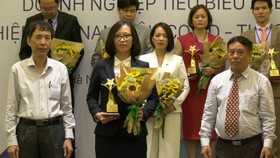 Đại diện Saigontourist Group (hàng đầu, thứ hai từ trái sang) nhận giải thưởng 