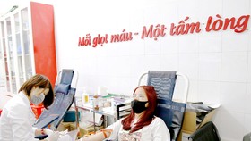 Bạn trẻ hiến máu tình nguyện tại điểm hiến máu nhân đạo 26 Lương Ngọc Quyến, Hà Nội  trong những ngày phòng chống dịch Covid-19