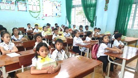 100% học sinh Trường Tiểu học Nguyễn Trãi, xã Đắk Ha, huyện Đắk G’Long, tỉnh Đắk Nông không thiếu sách giáo khoa. Ảnh: ĐÔNG NGUYÊN