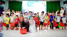 Hai diễn viên Khả Như và Duy Khánh đã có một chuyến đi ý nghĩa khi mang đến Trung thu ấm áp cho các bé mồ côi tại Long An