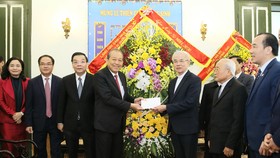 Phó Thủ tướng Thường trực Chính phủ Trương Hòa Bình thăm Ủy ban Đoàn kết công giáo Việt Nam. Ảnh VGP/LÊ SƠN