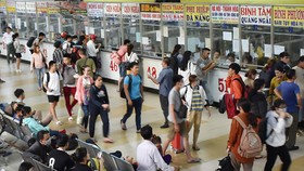 Hành khách mua vé tại Bến xe Miền Đông. Ảnh: ĐÌNH LÝ