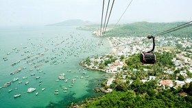 Cáp treo Hòn Thơm là cáp treo vượt biển dài nhất thế giới, thu hút đông đảo du khách đến tham quan, giải trí. Ảnh: TẤN THÁI