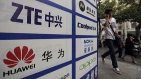 Tên các công ty ZTE và Huawei trên một tấm biển chỉ dẫn. Ảnh: REUTERS