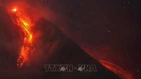 Dung nham phun trào từ miệng núi lửa Sinabung tại làng Tiga Pancur ở Karo, Bắc Sumatra, Indonesia, ngày 14-2-2021. Ảnh: THX/TTXVN