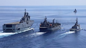 Tàu chiến Pháp và Australia diễn tập tiếp dầu trên Biển Đông hôm 17-4. Ảnh: Hải quân Australia
