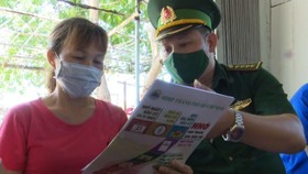 Bộ đội biên phòng Cần Thạnh tuyên truyền cho người dân về phòng chống dịch Covid-19 và xuất nhập cảnh trái phép