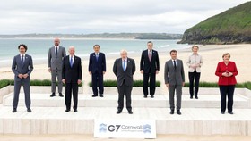 Nguyên thủ các nước G7 cùng Chủ tịch Hội đồng châu Âu và Chủ tịch Ủy ban châu Âu chụp ảnh chung tại Hội nghị thượng đỉnh G7 ở vịnh Carbis, Cornwall, Anh ngày 11-6-2021. Ảnh: THX/TTXVN