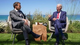 Tổng thống Mỹ Joe Biden và người đồng cấp Pháp Emmanuel Macron tham dự cuộc họp song phương bên lề Hội nghị thượng đỉnh G7 ở Vịnh Carbis, Cornwall. Ảnh: REUTERS