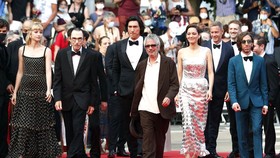 Đoàn phim Annette - bộ phim được chọn trình chiếu  mở màn LHP Cannes 2021. Ảnh: REUTERS